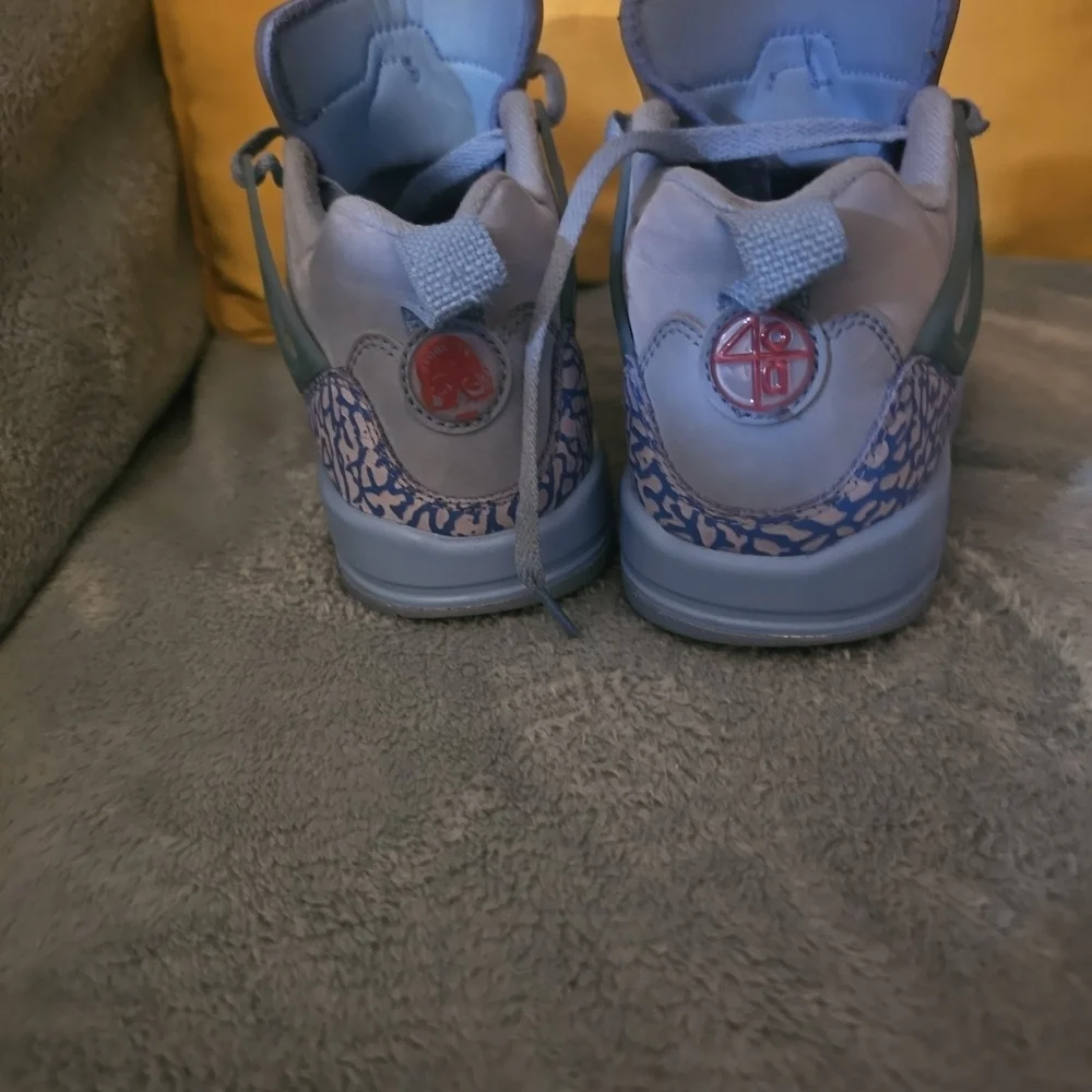 Jordan Spizike Low Houston Oilers Kids Sneakers in Gray and Blue. 4.5Y Unisex